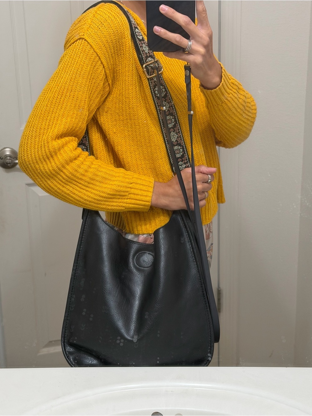Classic Black Leather Shoulder Bag - Sleek Everyday Tote